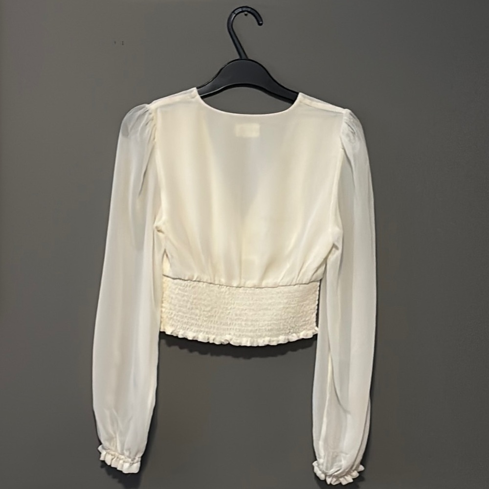 ARITZIA WILFRED Elegant White V-Neck Blouse - Picture 3 of 6